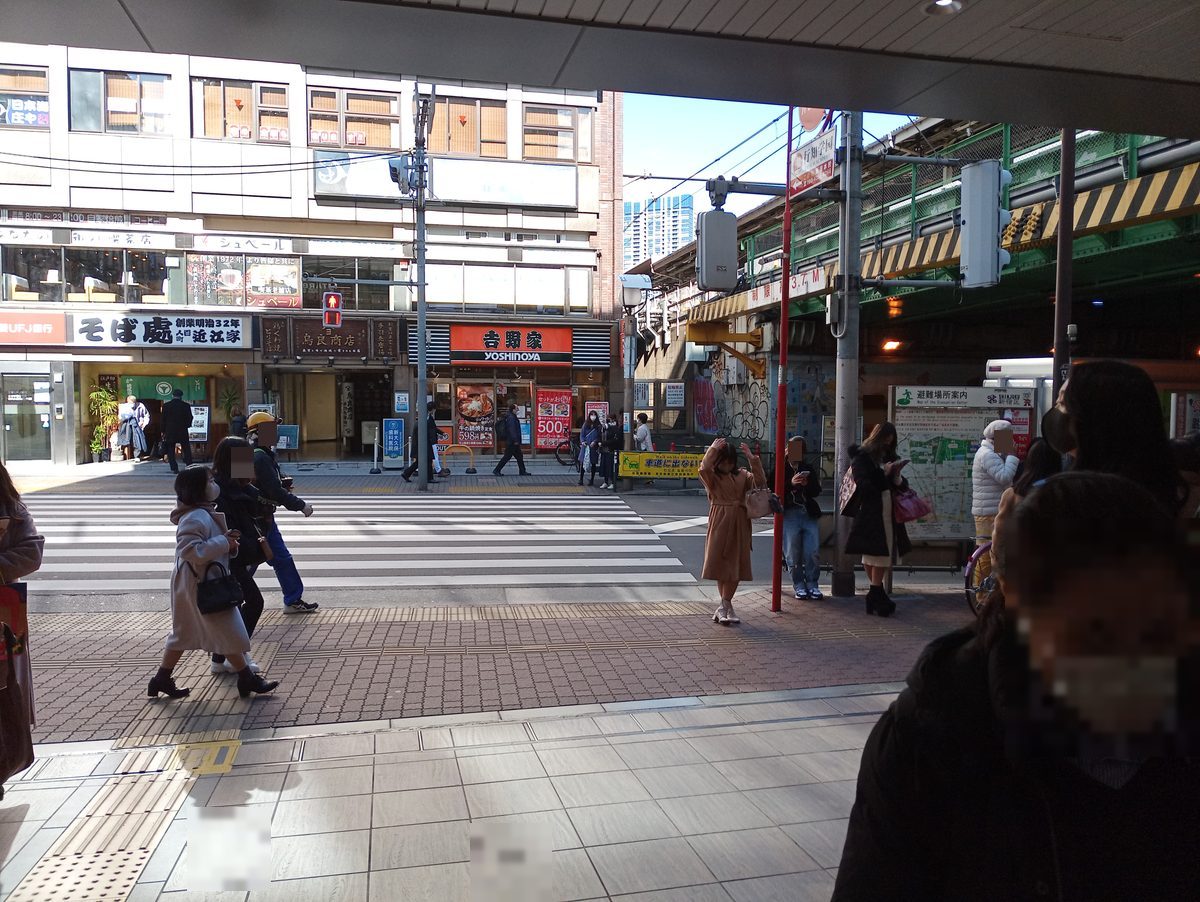 新大久保駅出口を背に右に進んでください
