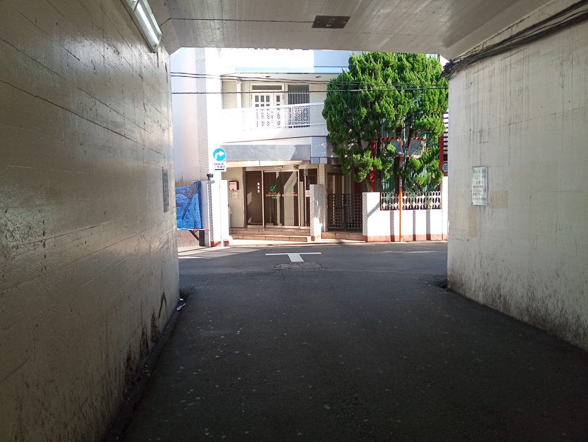 突き当りを右へ