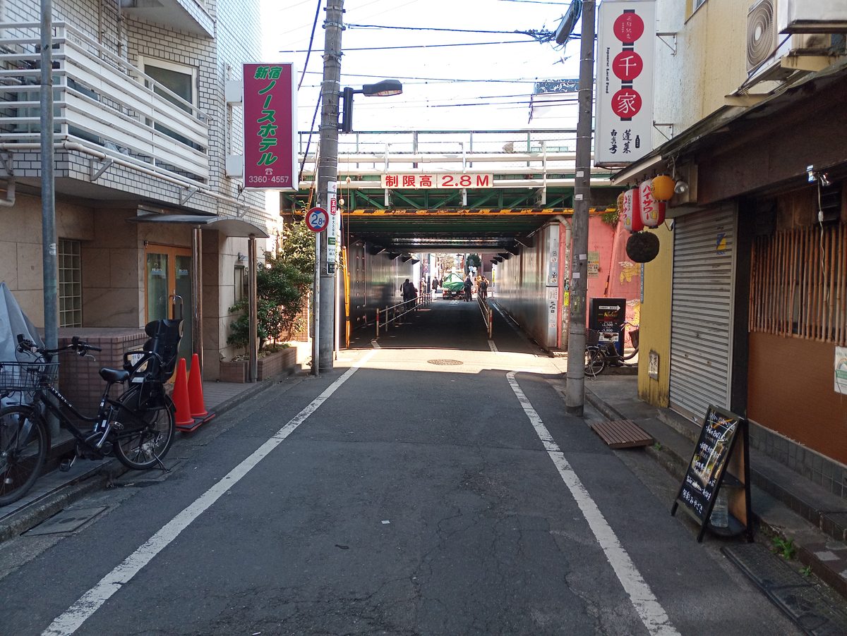 高架下をくぐる