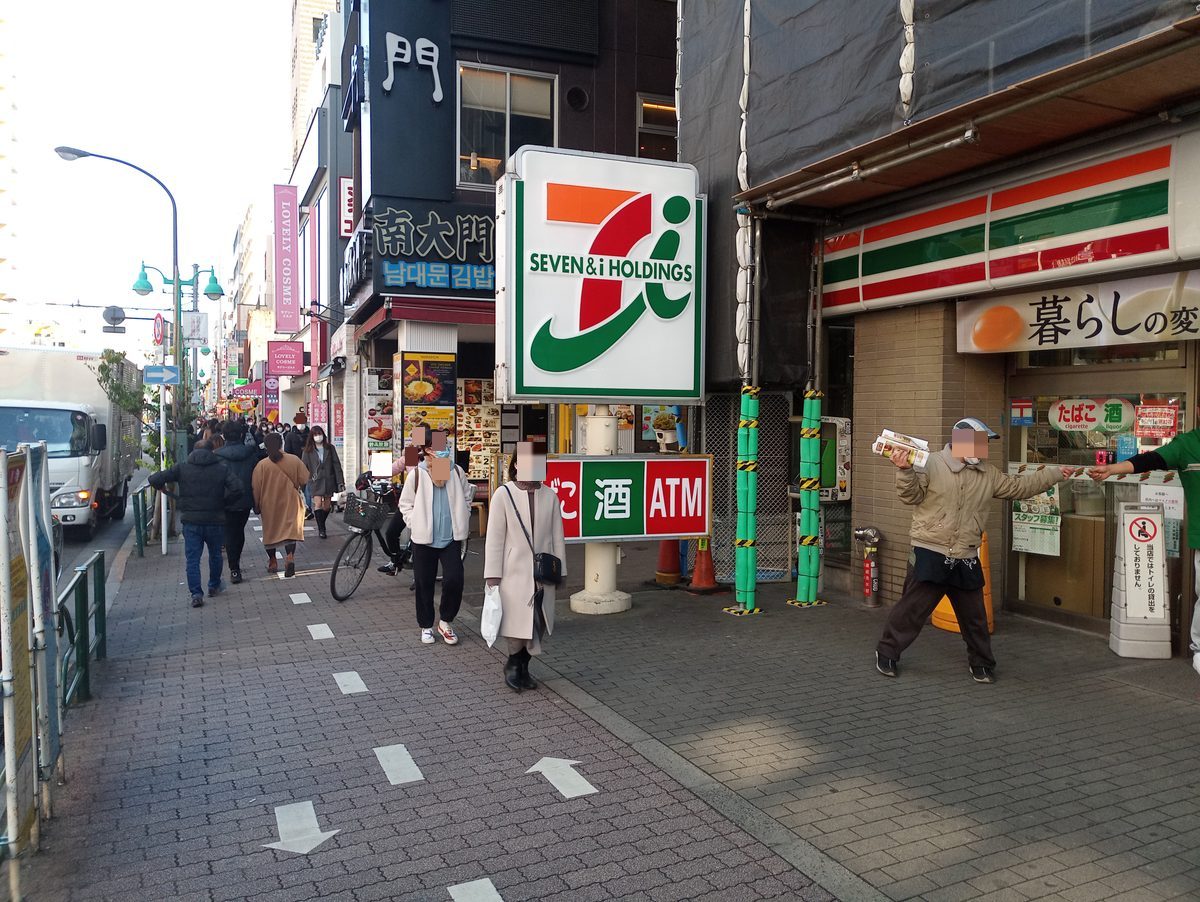 セブンイレブンの隣の路地を右に曲がります