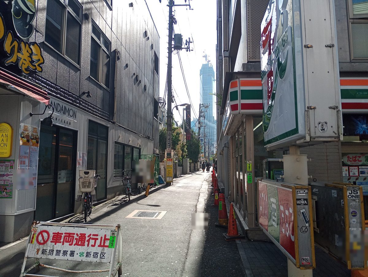 セブンイレブン横の路地をまっすぐ進んでください