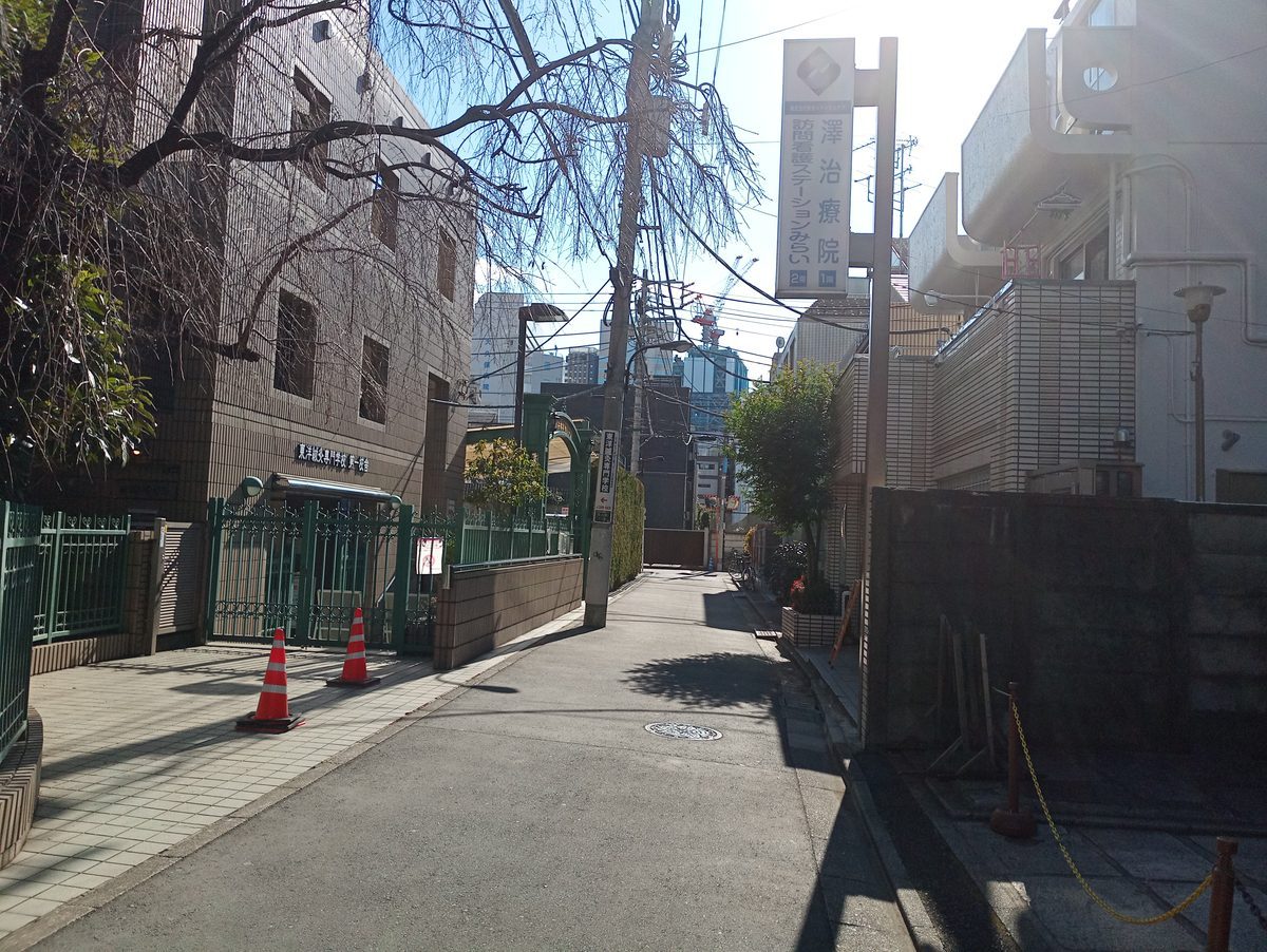 澤治療院の看板下の扉