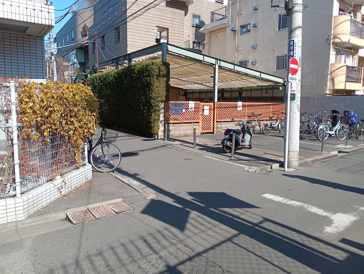 左に曲がる