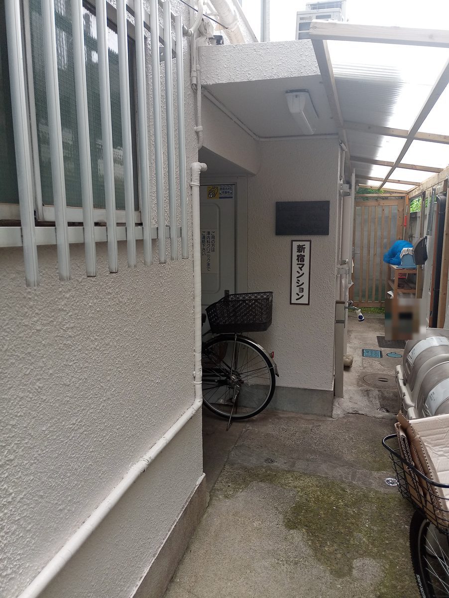 通路の奥から階段で3階にお越しください